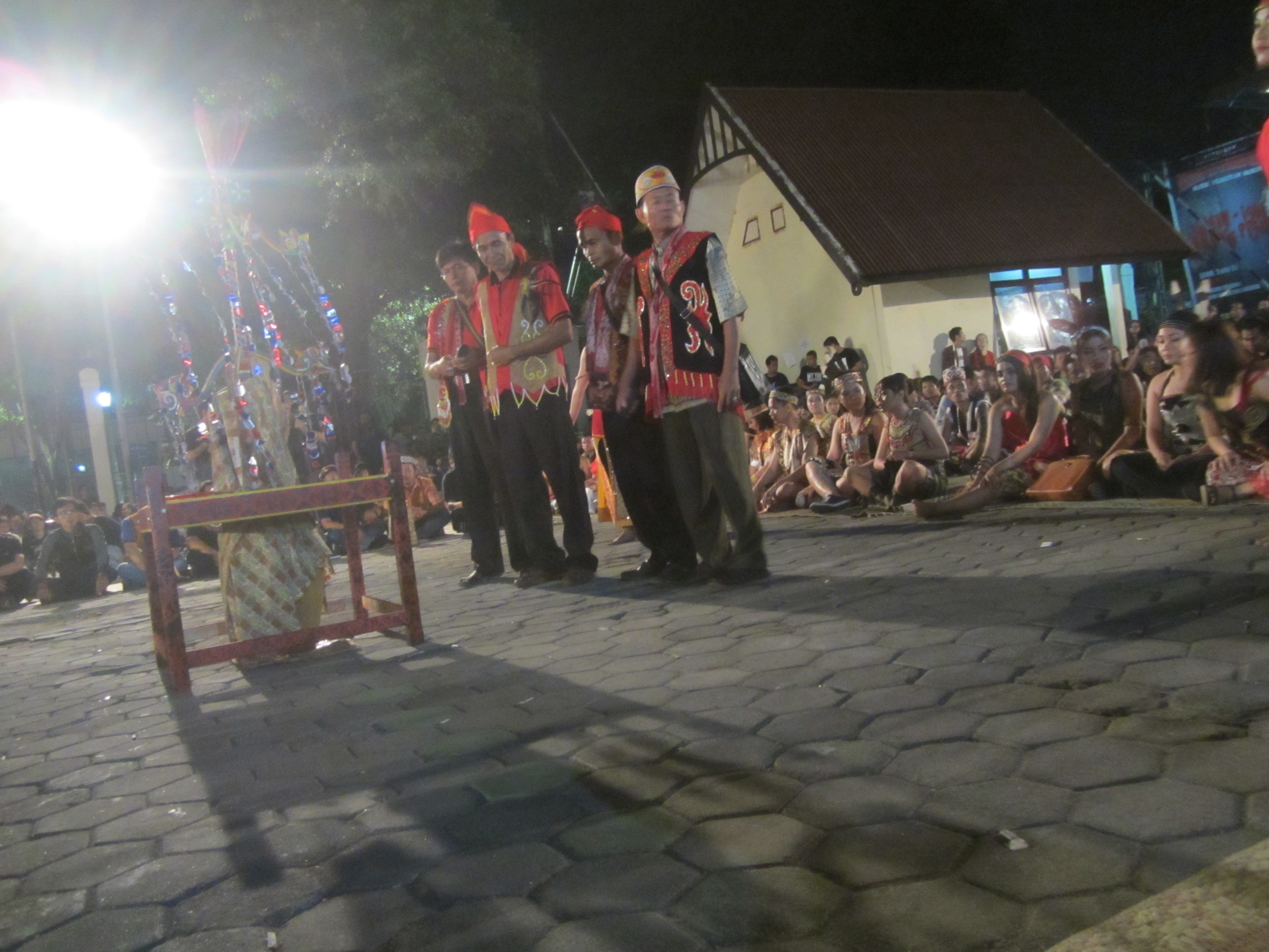 Pemangku adat Dayak dari Kalimantan Barat memulai acara ritual penutupan secara adat Foto Dok